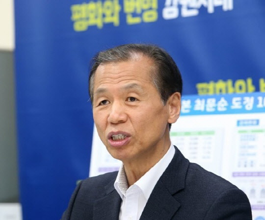 지난달 27일 취임 10주년을 맞은 최문순(사진) 강원도지사가 강원도청 브리핑룸에서 기자간담회를 하고 소회를 밝히고 있다. <연합뉴스>